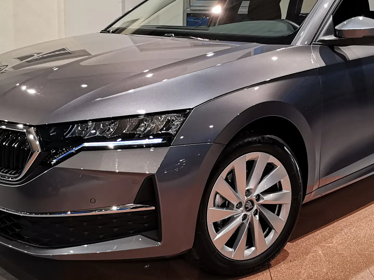 Skoda Octavia 1.5 TSI Selection AHK*LED*Winterpaket* Grau - 2