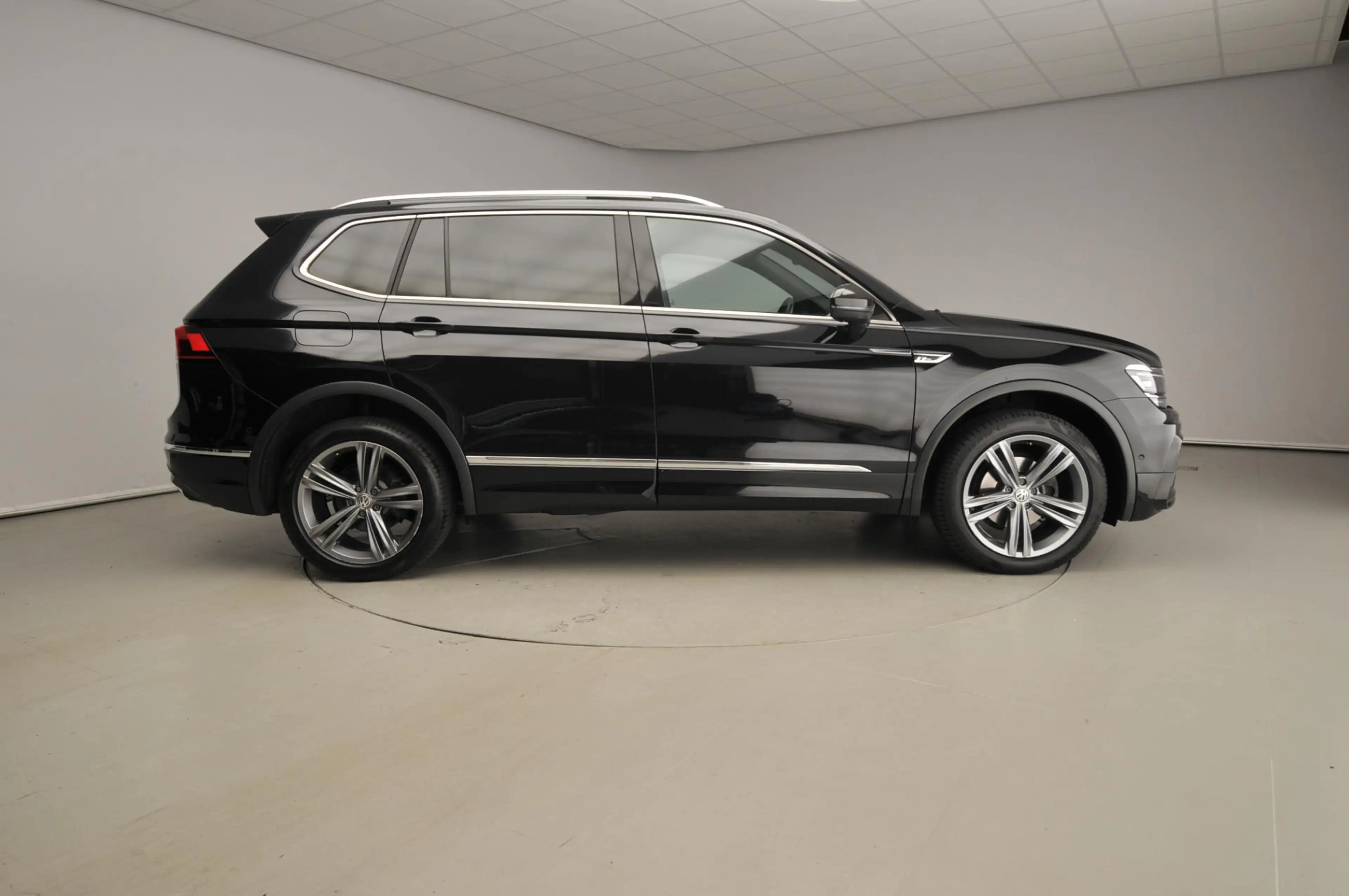 Volkswagen Tiguan Allspace 1.5 TSI Highline R-Line | 5p | Trekhaak | Pano | Z — photo 4