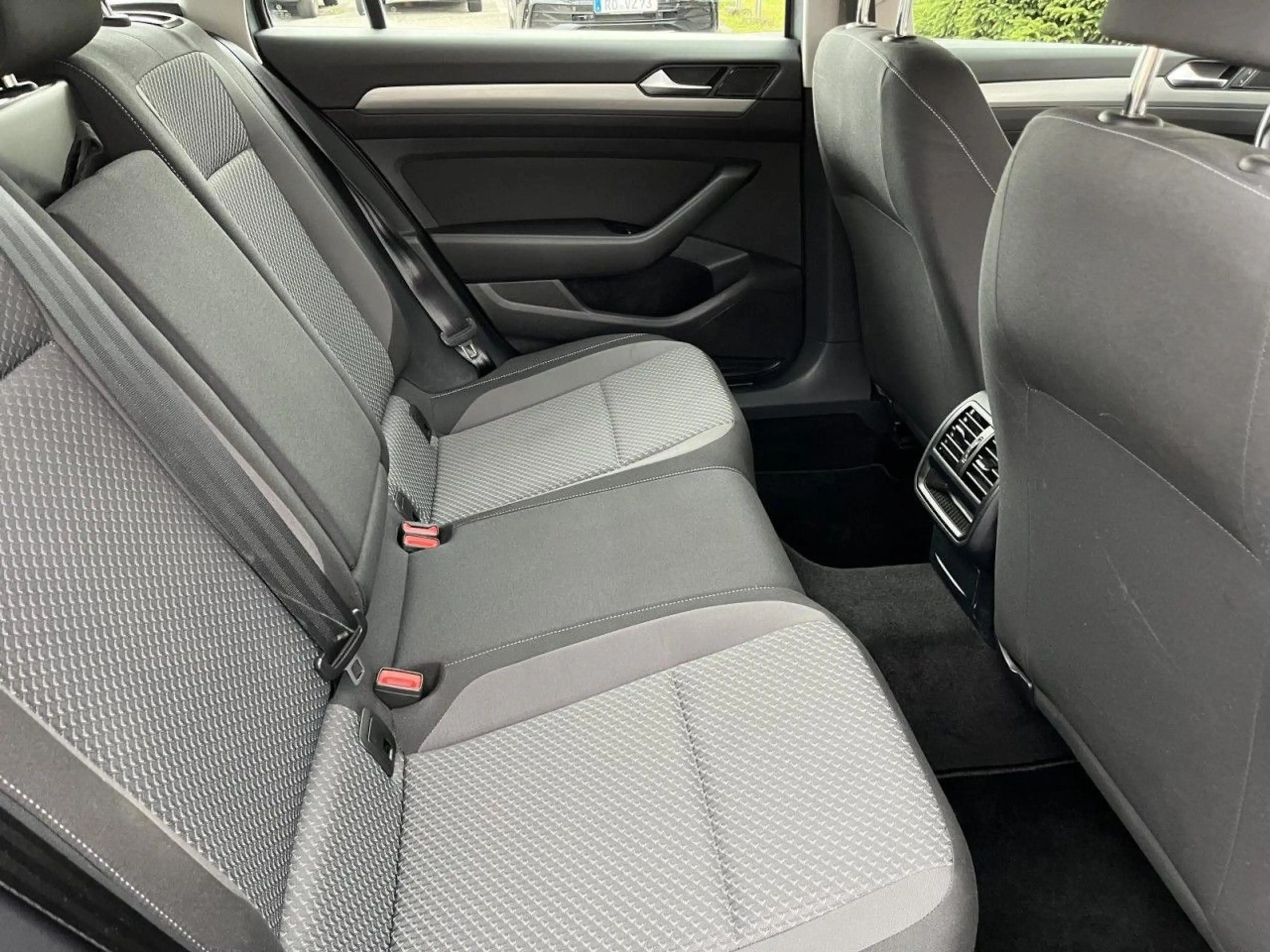 Volkswagen Passat Variant 2,0 TDI DSG (LED+AHK+ACC) — photo 11