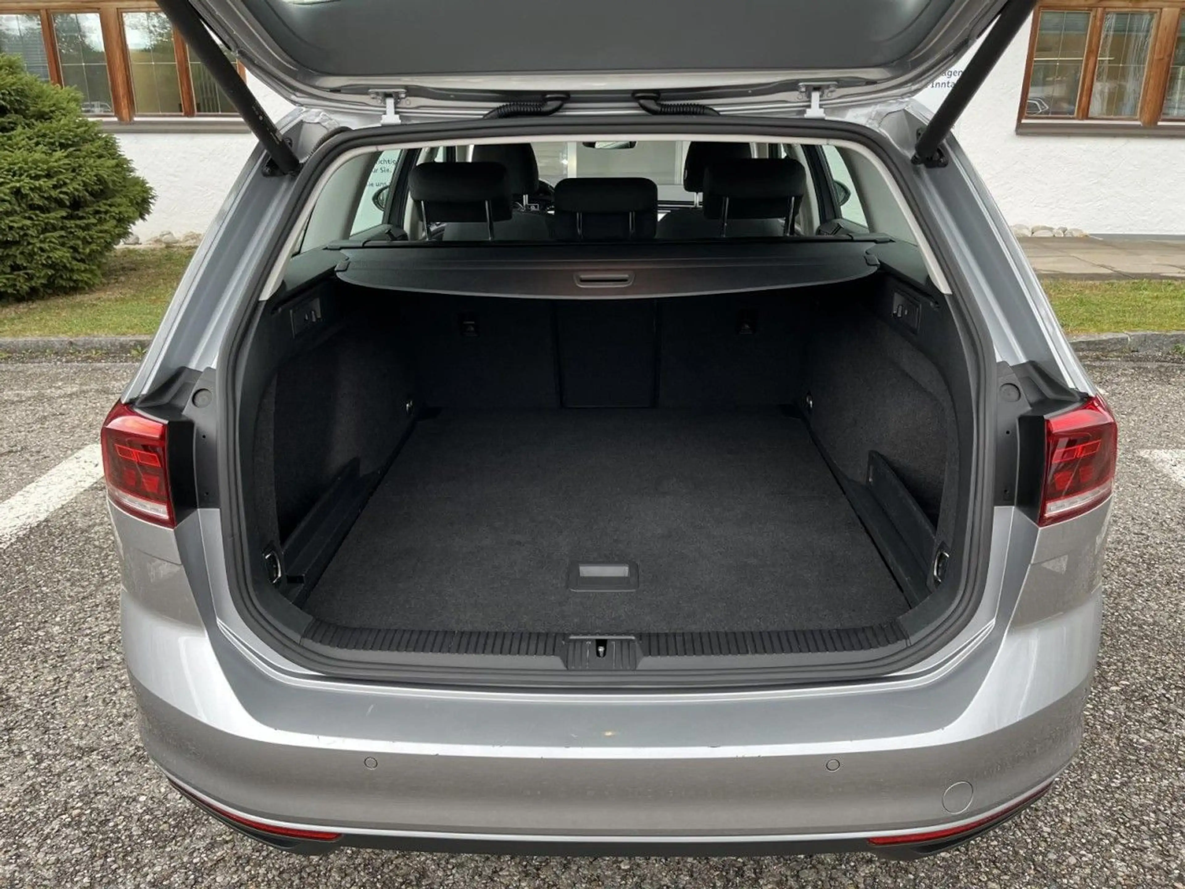 Volkswagen Passat Variant 2,0 TDI DSG (LED+AHK+ACC) — photo 8