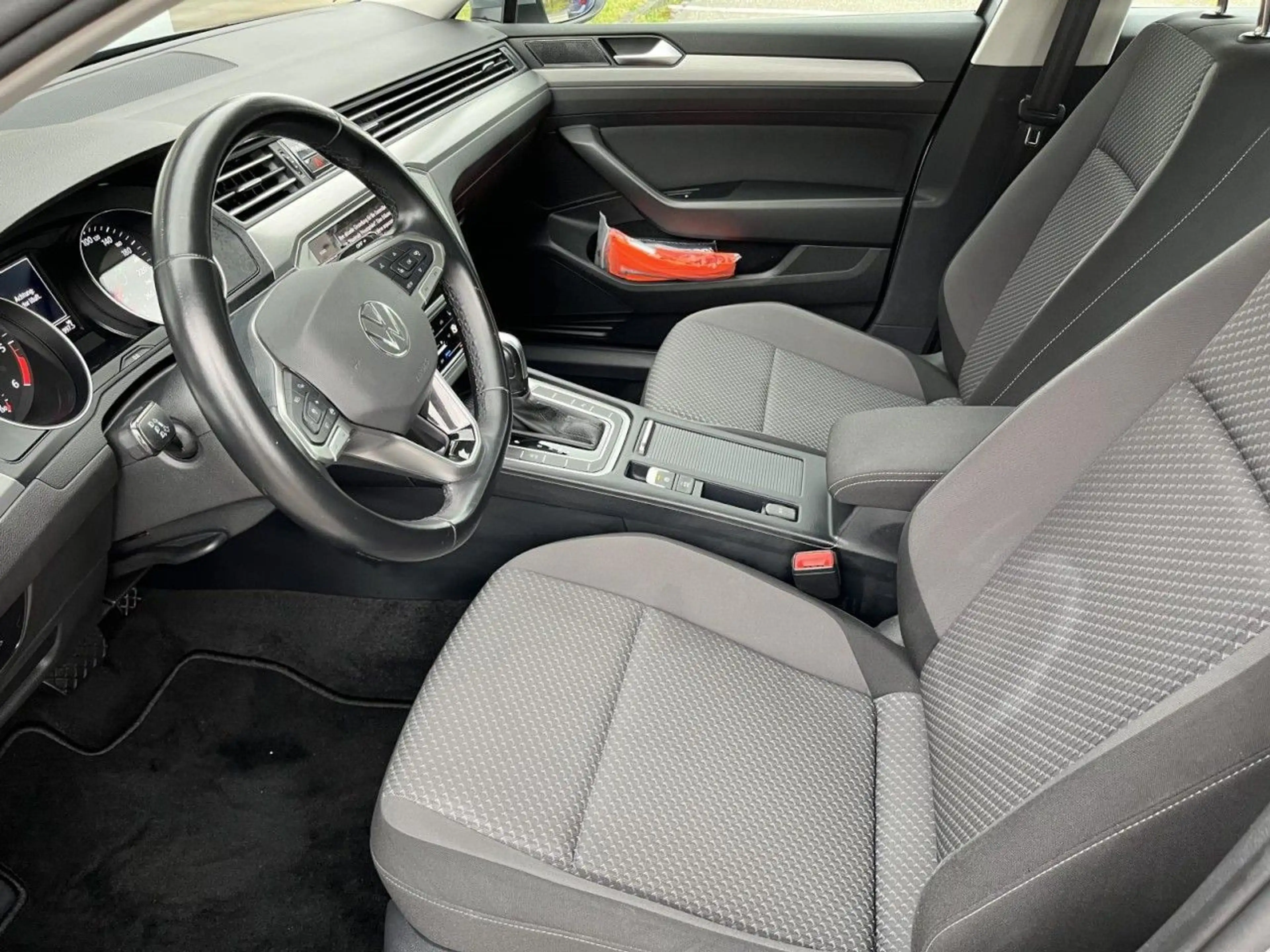 Volkswagen Passat Variant 2,0 TDI DSG (LED+AHK+ACC) — photo 9