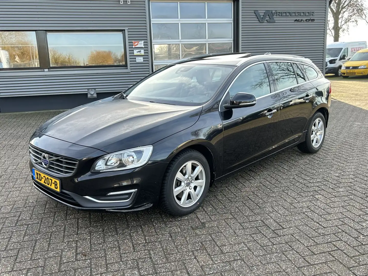Volvo V60 V-60 2.0 T5 Kinetic 245PK Automaat Noir - 1