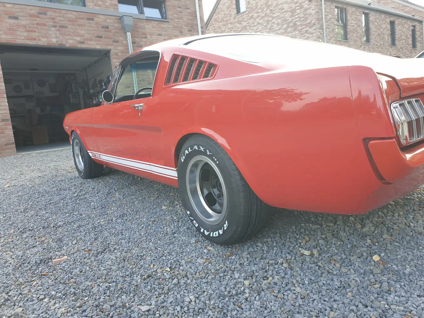 Ford Mustang Fastback Shelby GT350 Tribute, Schaltgetriebe Rot - 2