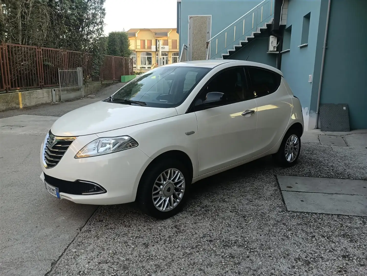 Lancia Ypsilon Ypsilon III 2011 0.9 Gold ecochic metano 80cv Weiß - 1