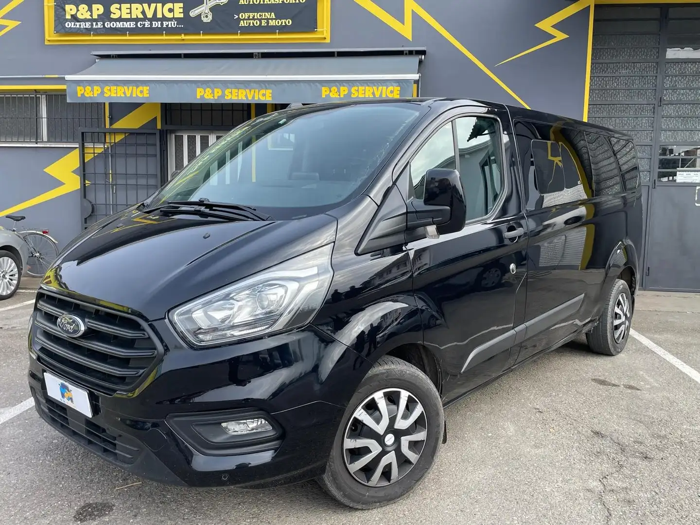 Ford Transit Custom 320 2.0 EcoBlue 130 PC Combi Trend Zwart - 1