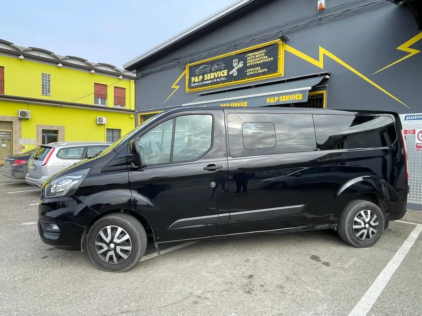 Ford Transit Custom 320 2.0 EcoBlue 130 PC Combi Trend Zwart - 2