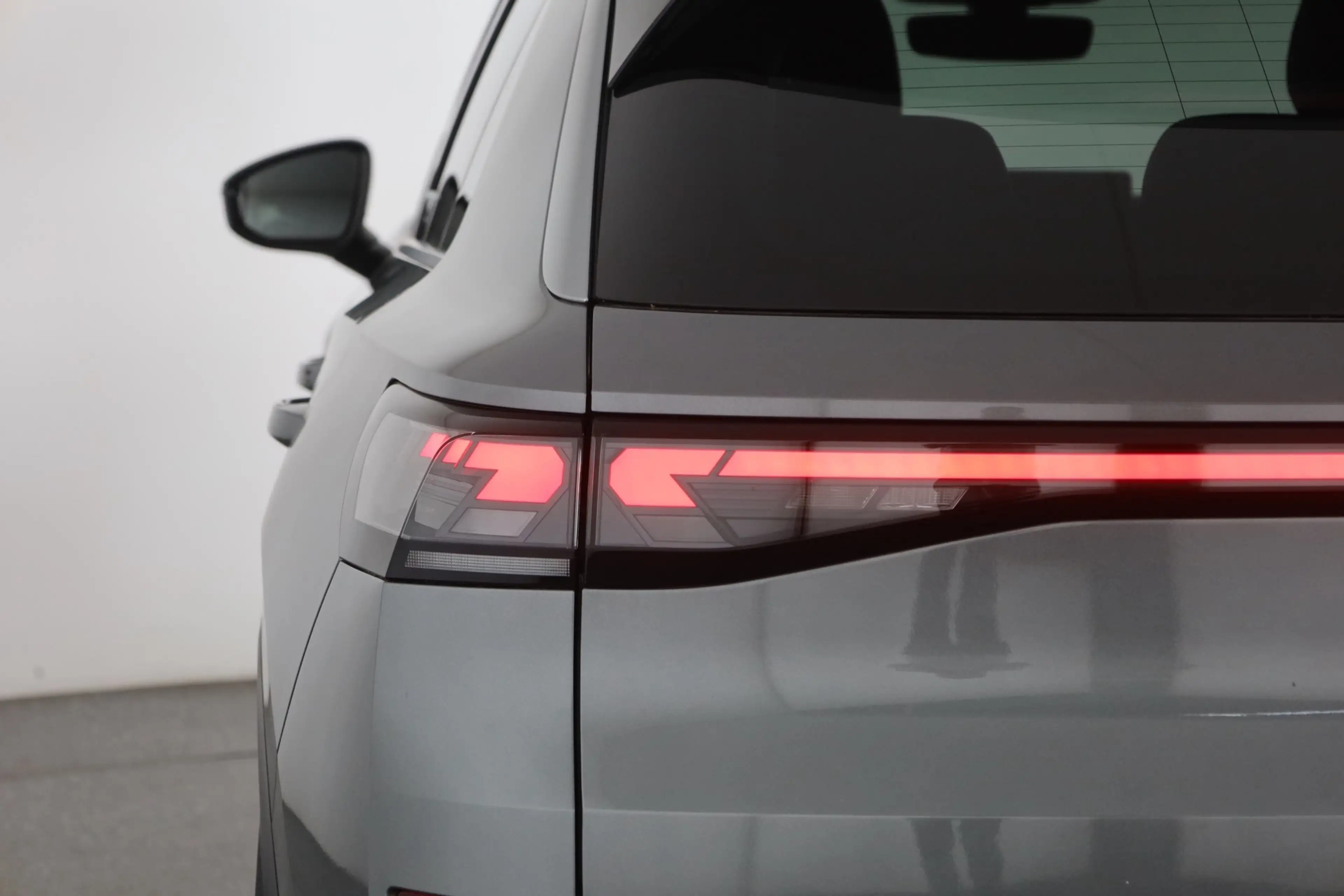 Volkswagen T-Roc R-Line 1.5 eTSI DSG n.Modell LED ACC AHK — photo 30