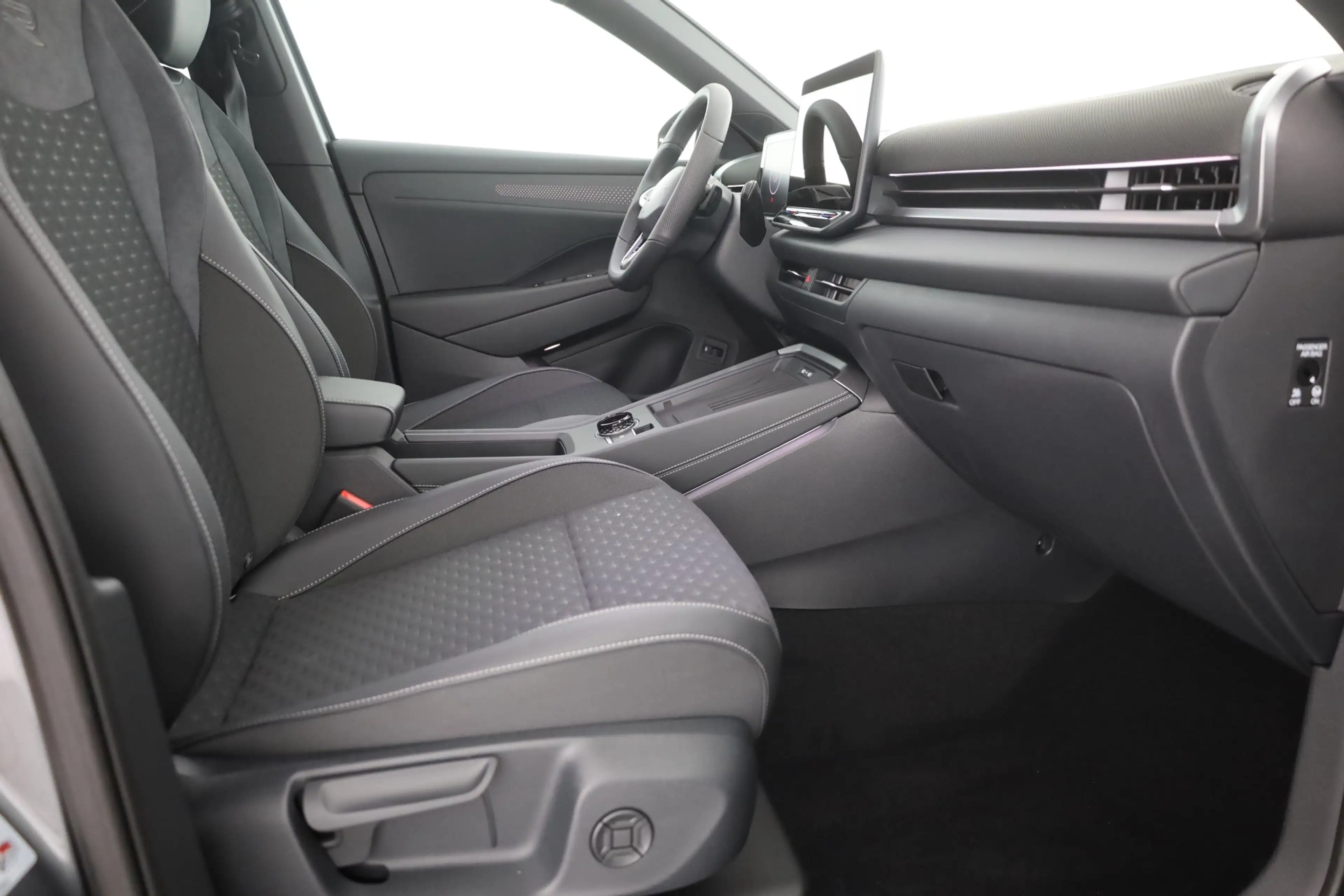 Volkswagen T-Roc R-Line 1.5 eTSI DSG n.Modell LED ACC AHK — photo 22