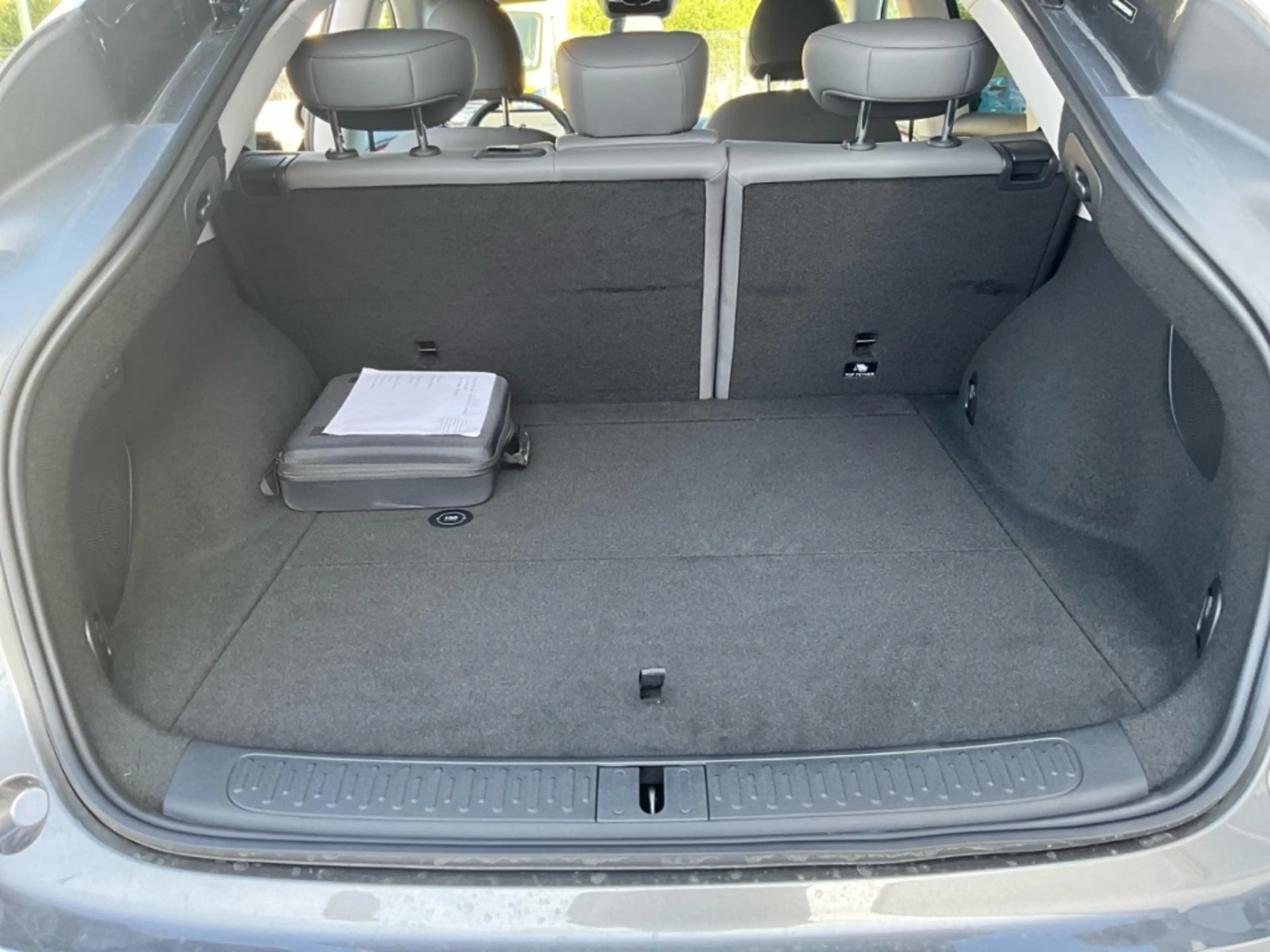 MG Premium 100kWh AWD 800V LED LEDER SHZ NAVI Luftfed — photo 12