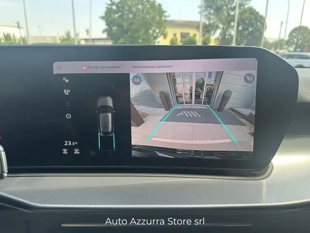 Audi Q3 view 14