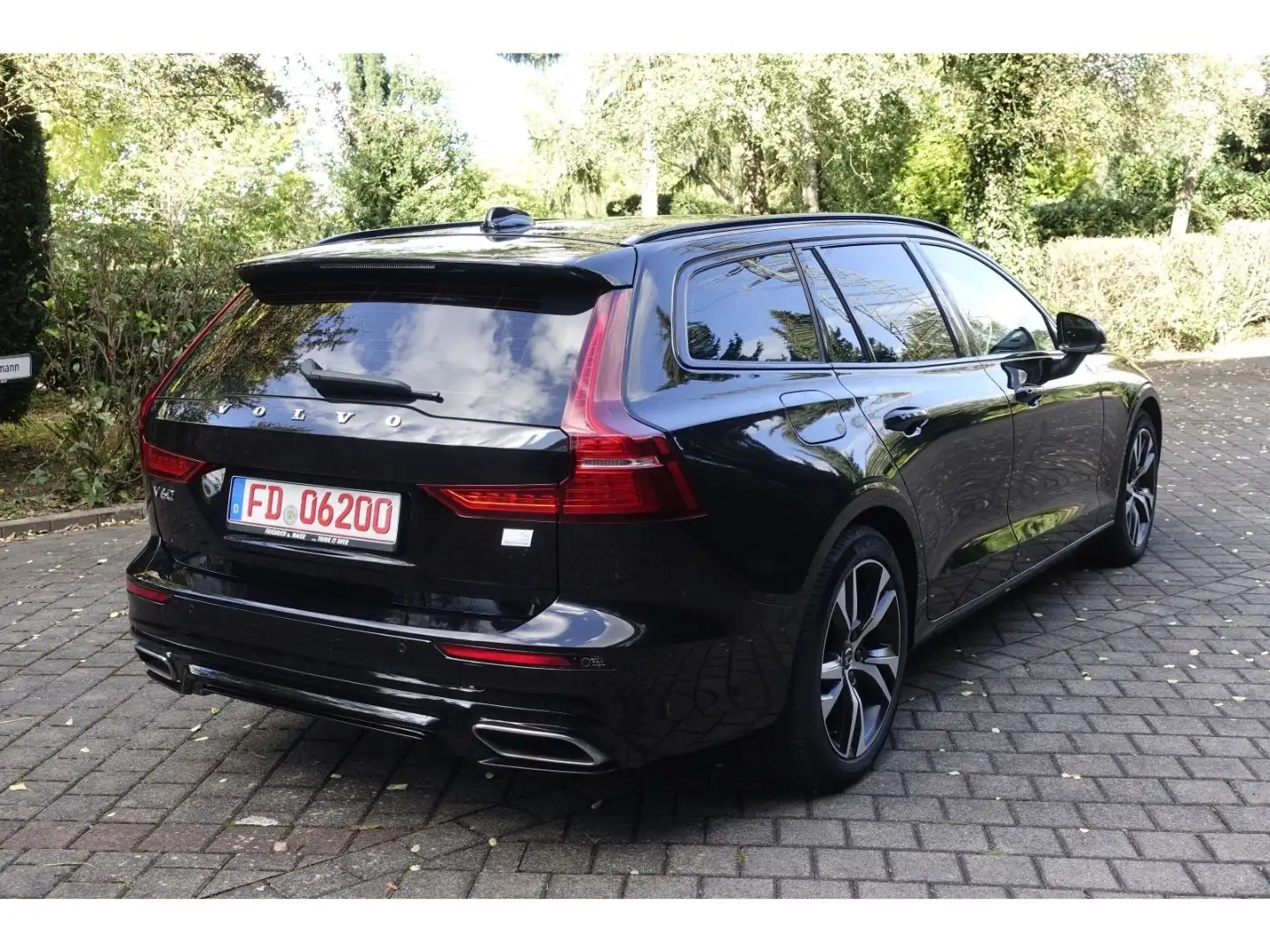 Volvo V60 T6 AWD R-Design V-LED*BLIS*ACC*AHK Noir - 2