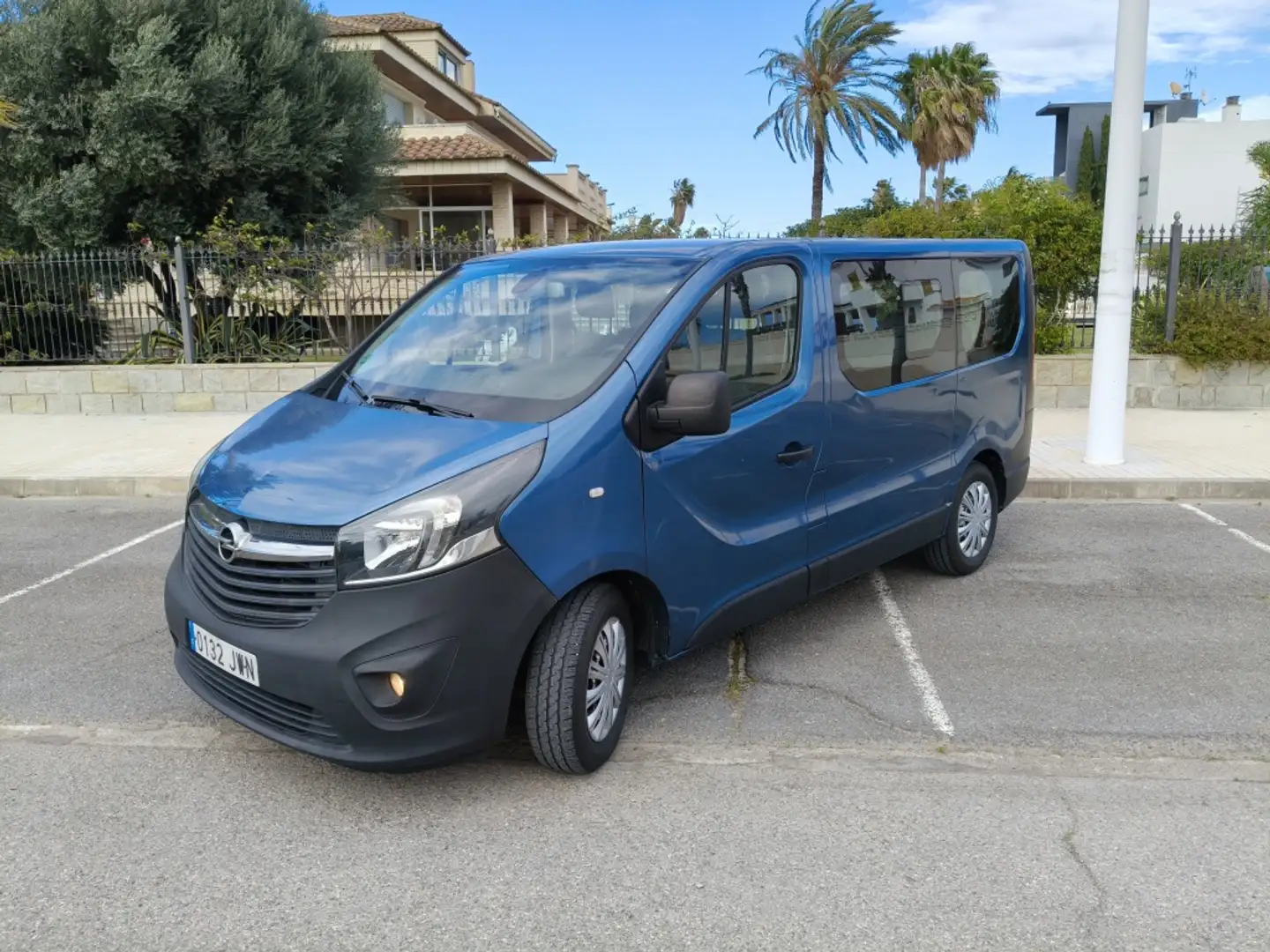 Opel Vivaro Combi 9 1.6CDTi Biturbo S/S 27 L1 Plus 145 Bleu - 1