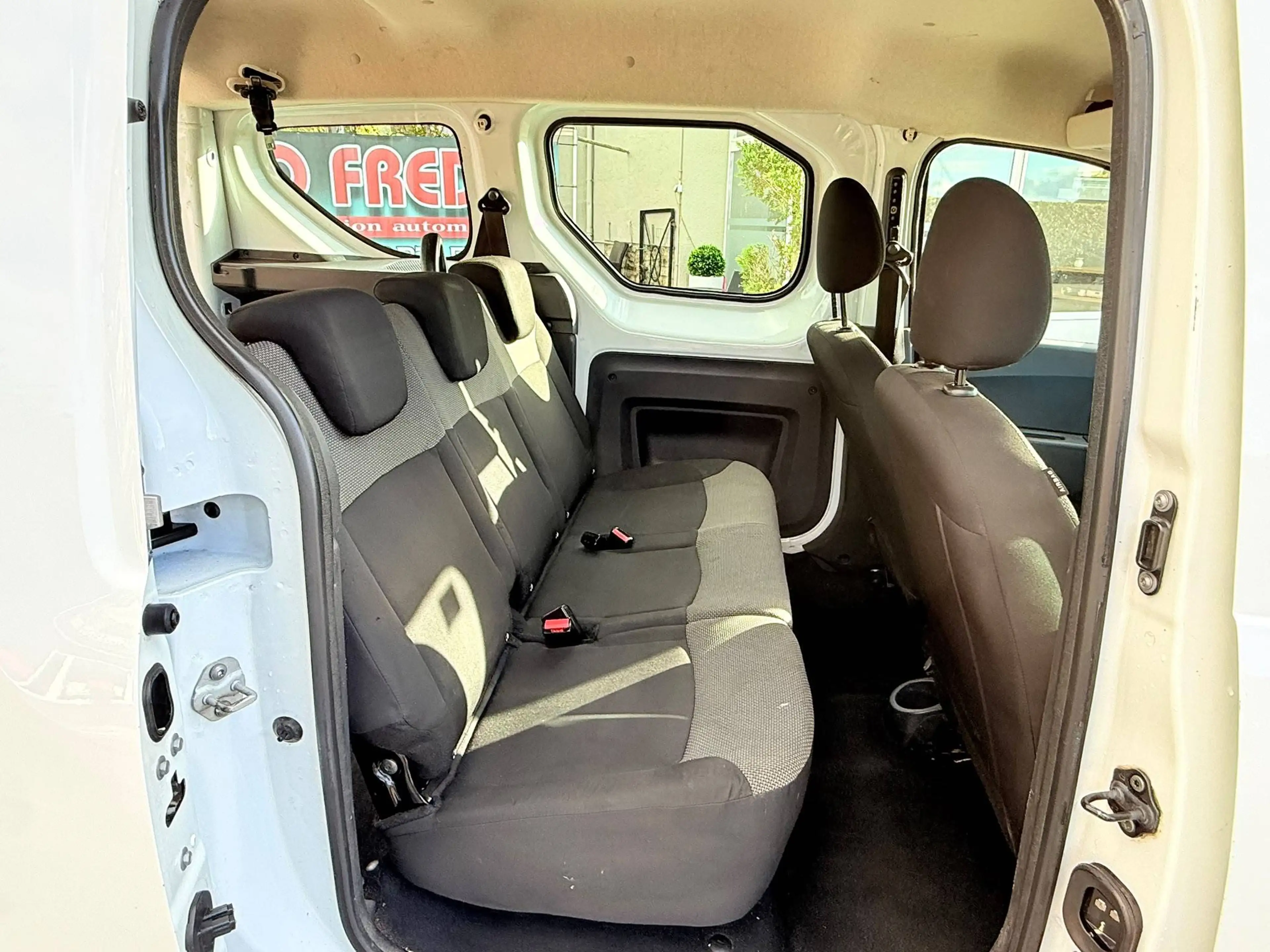 Dacia Dokker 1.6i Ambiance * Clim * 5 Places */* Garantie 1 an * — photo 11