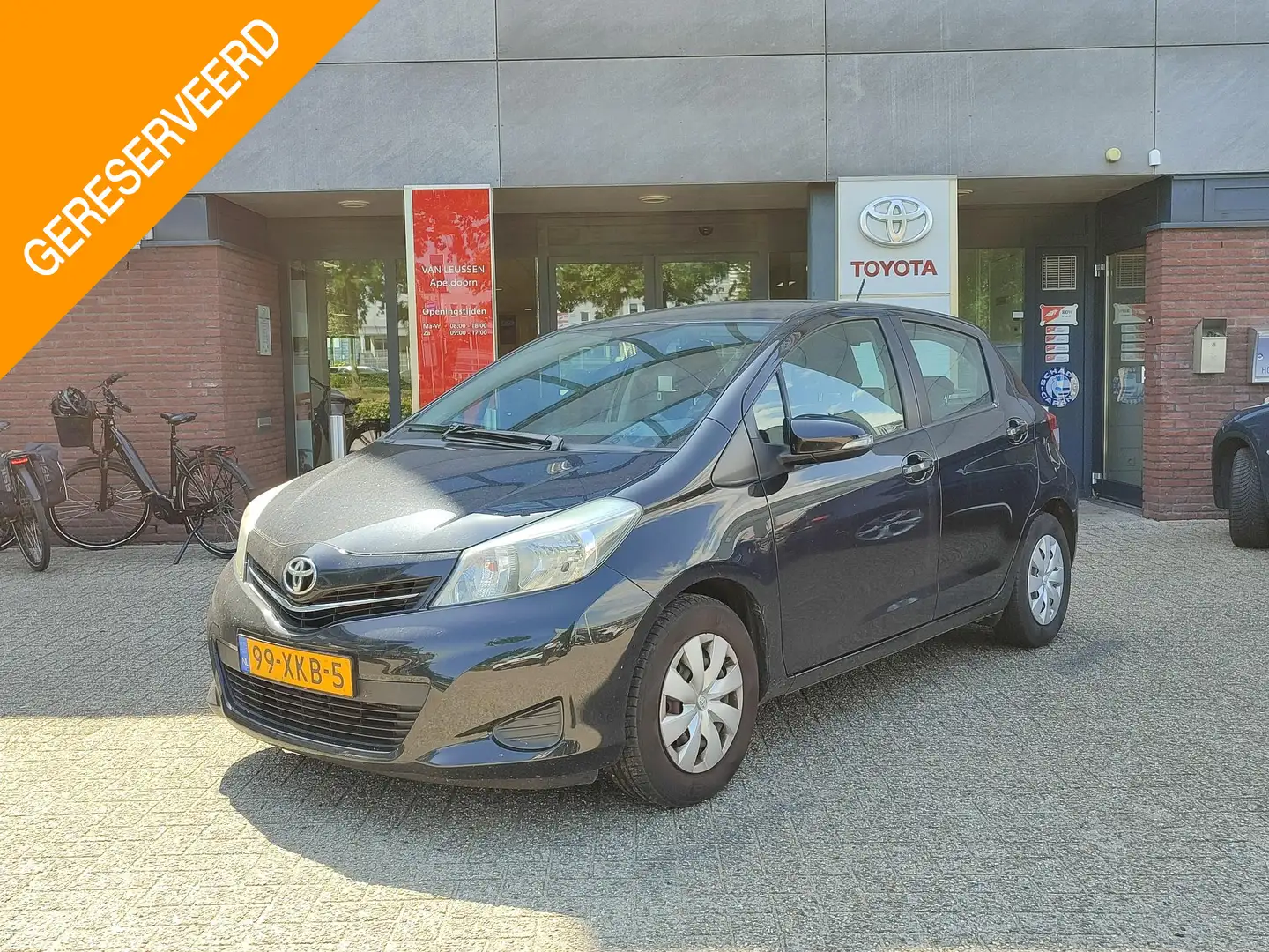 Toyota Yaris 1.0 VVT-i Aspiration 1E-EIG TREKHAAK CLIMA CAMERA Zwart - 1