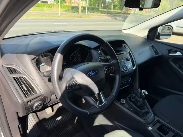 Ford Focus view 2