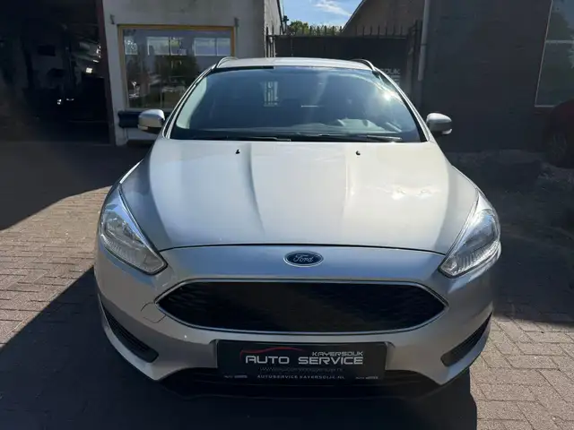 Ford Focus view 3