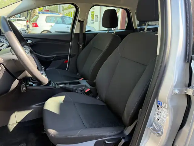 Ford Focus view 12