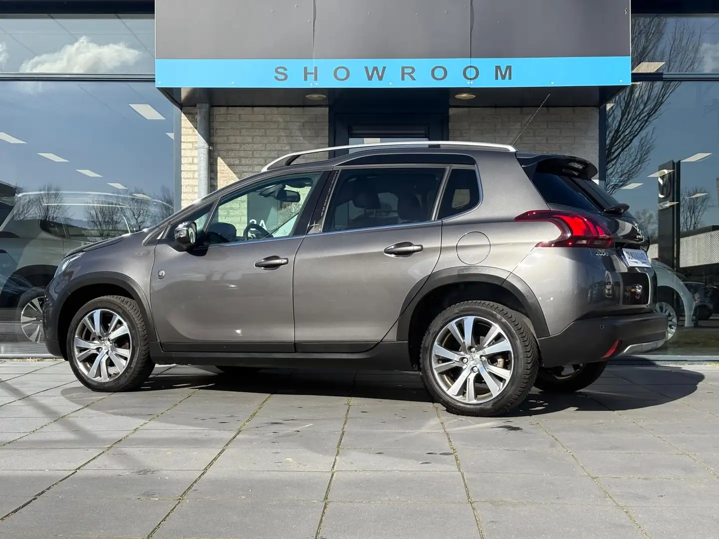 Peugeot 2008 1.2 PureTech Allure | PANO | AUTOMAAT | CARPLAY | Gris - 2