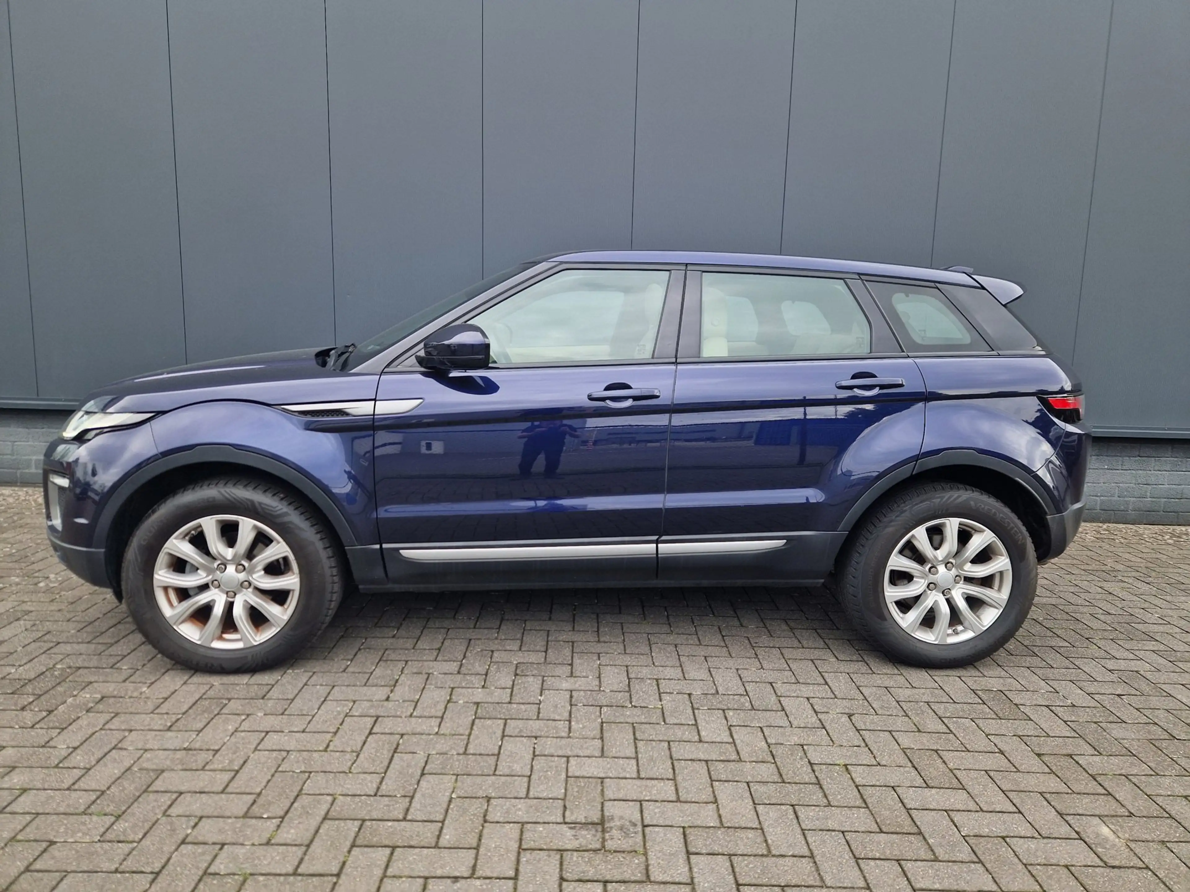 Land Rover Range Rover Evoque 2.0 eD4 Urban Series SE — photo 2