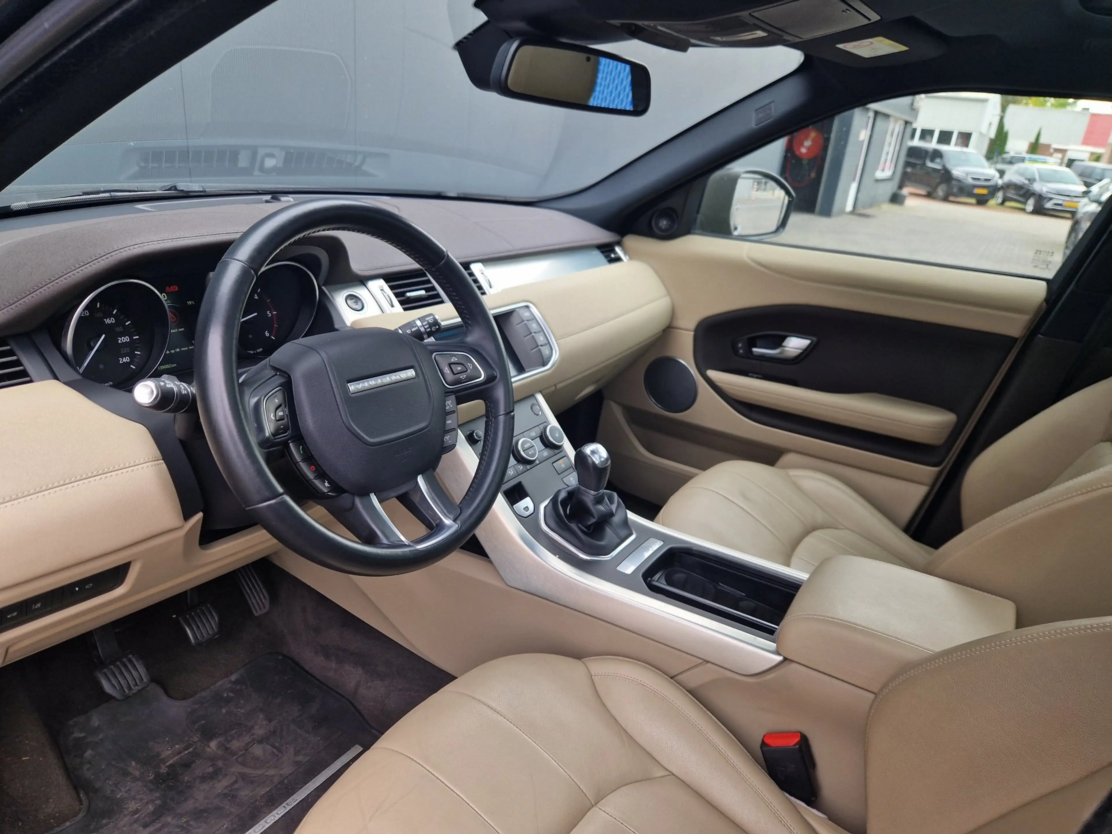 Land Rover Range Rover Evoque 2.0 eD4 Urban Series SE — photo 4