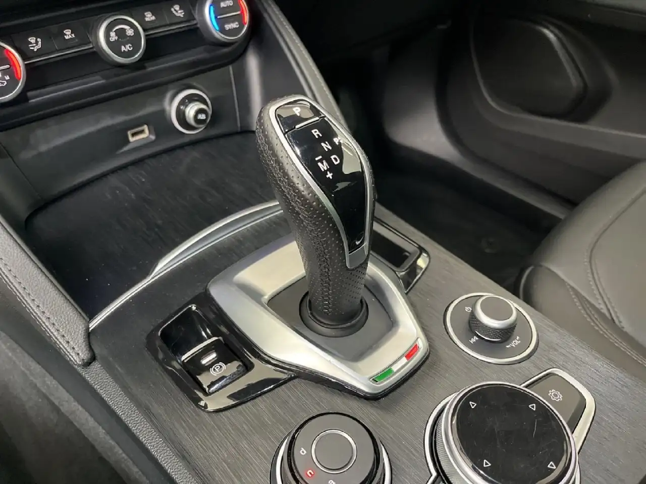 Alfa Romeo Stelvio 2023 — фото 12