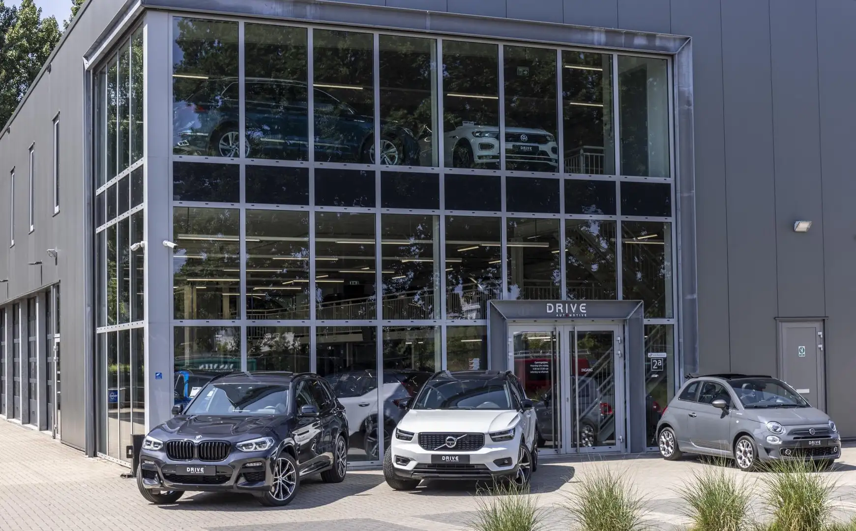 Volvo XC60 2.0 T5 Momentum Leer|Trekhaak|Cam Zwart - 2