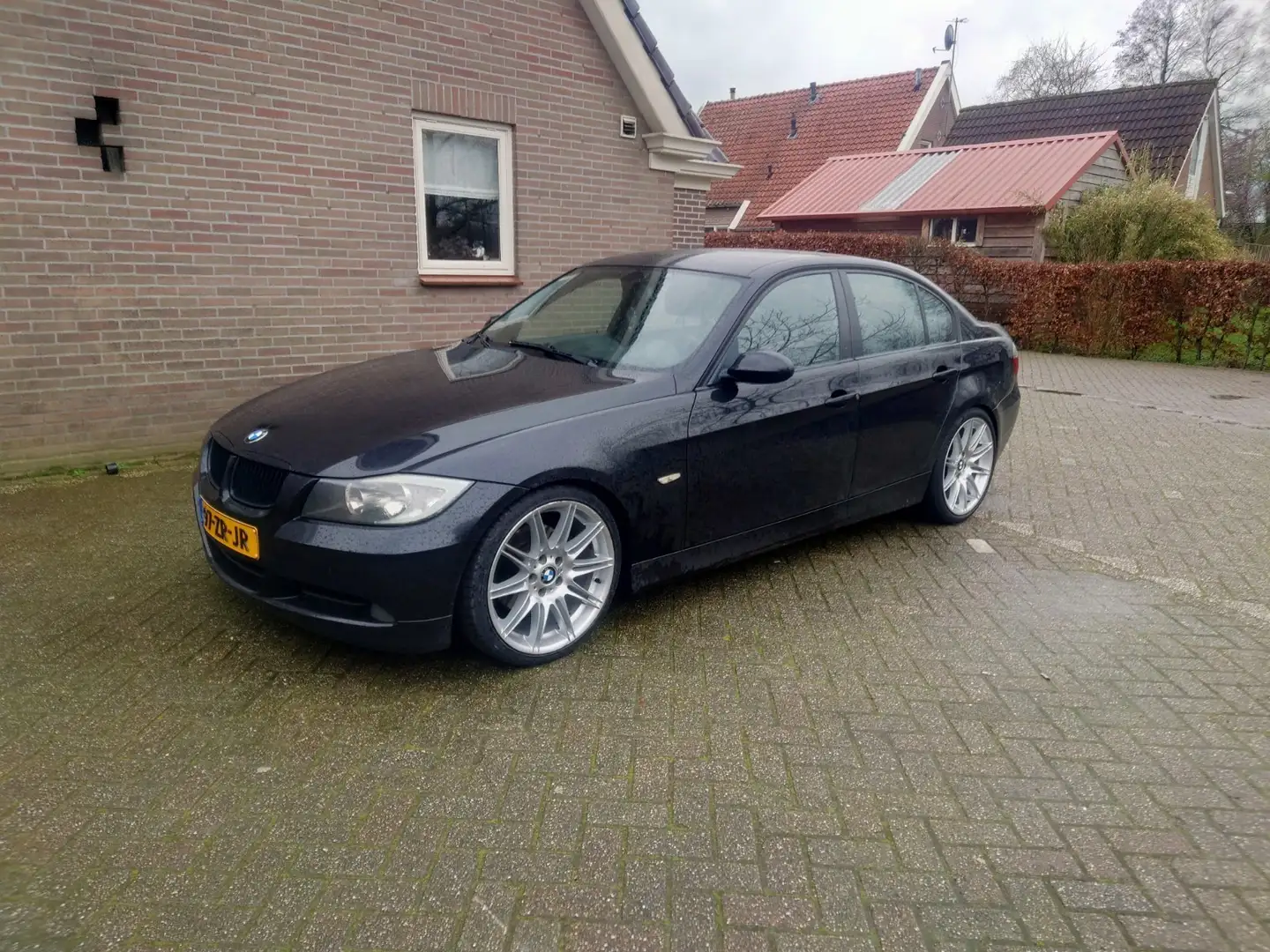 BMW 330 320d Business Line Zwart - 1