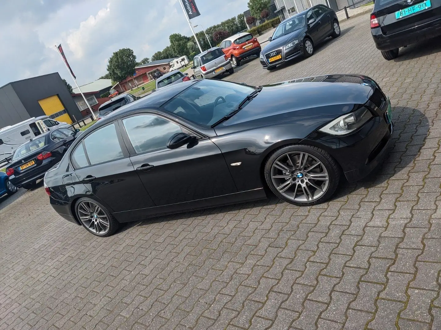 BMW 330 320d Business Line Zwart - 2