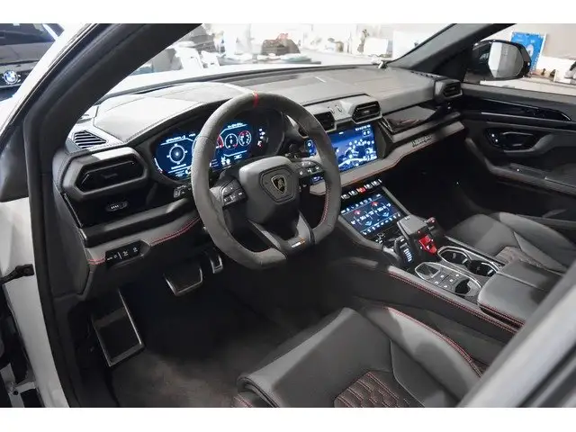 Lamborghini Urus view 3