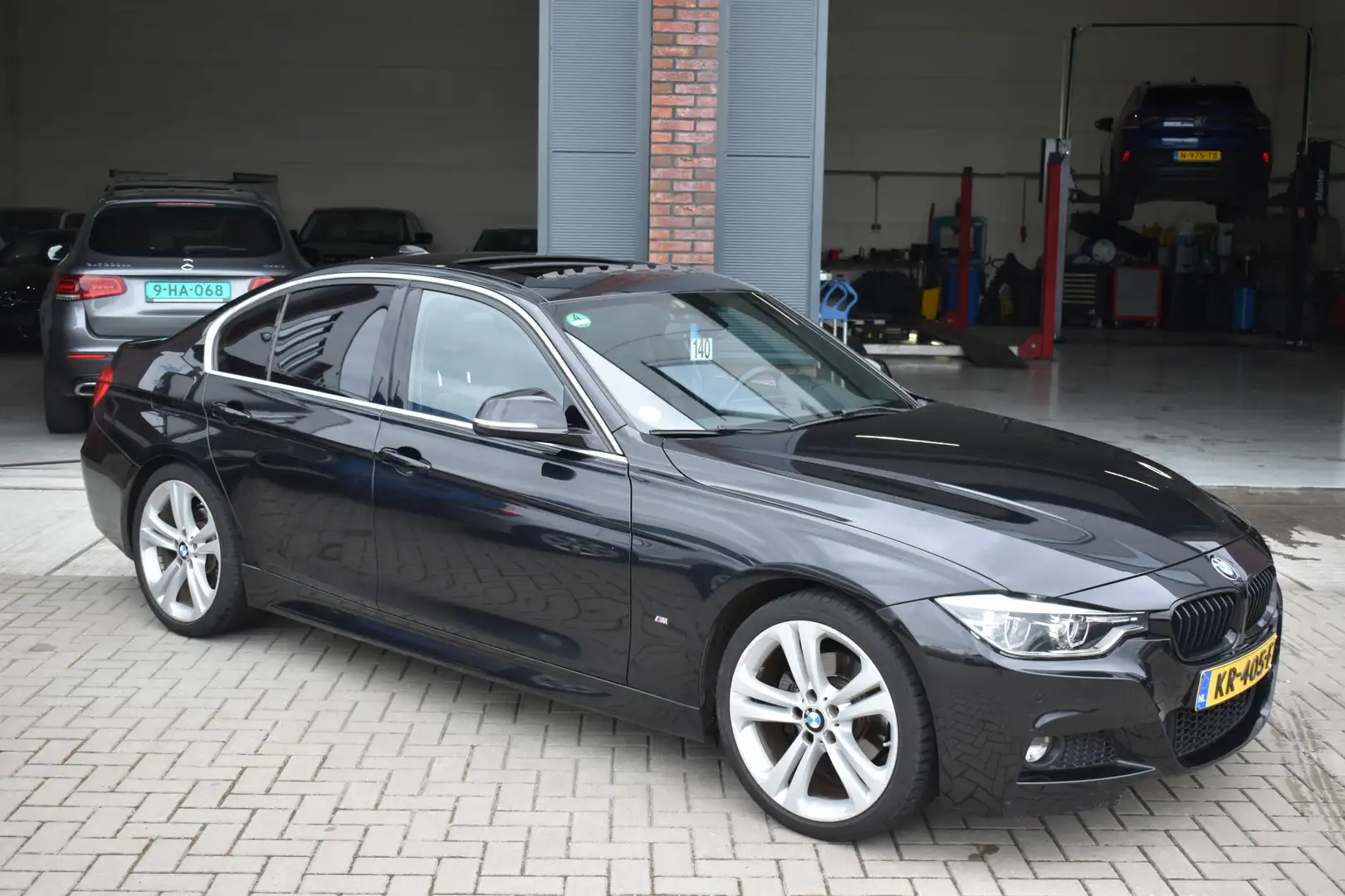 BMW 330 3-serie 330e M-Sport Centennial High Executive Zwart - 1