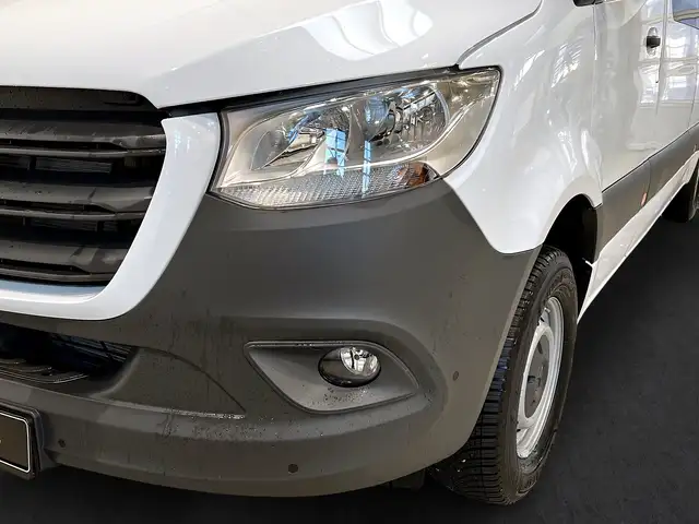 Mercedes-Benz Sprinter view 3