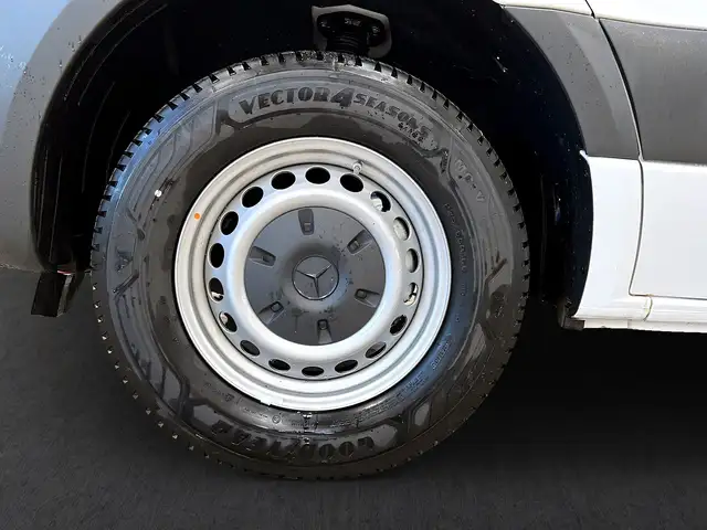 Mercedes-Benz Sprinter view 4
