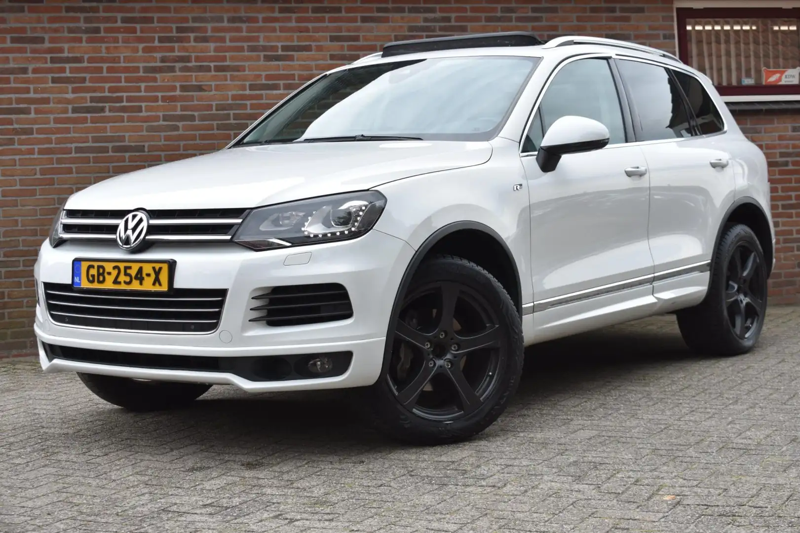 Volkswagen Touareg 3.0 TDI R-line '14 Pano Xenon Leder Clima Cruise Wit - 1