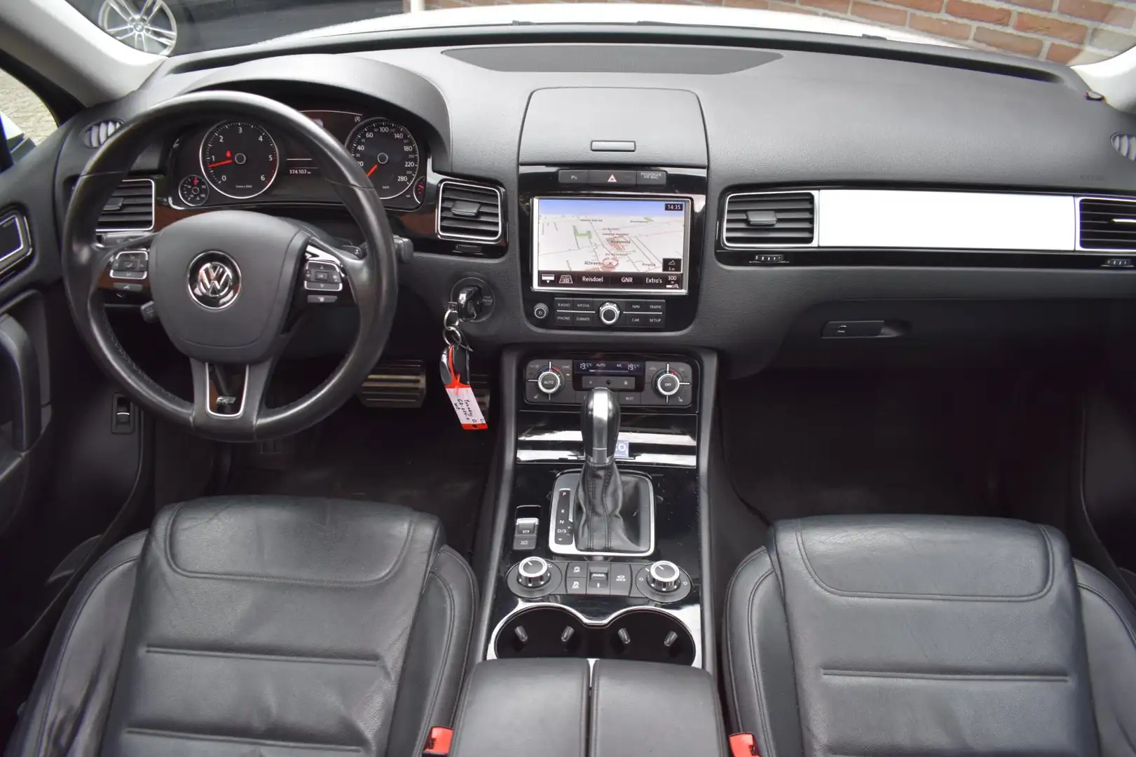 Volkswagen Touareg 3.0 TDI R-line '14 Pano Xenon Leder Clima Cruise Wit - 2