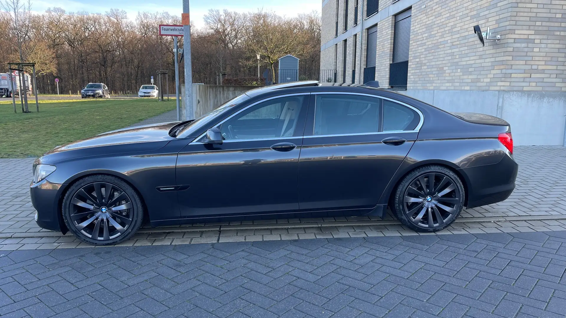 BMW 750 V8  *TÜV Neu* Scheckheft gepflegt neue Reifen Schwarz - 1