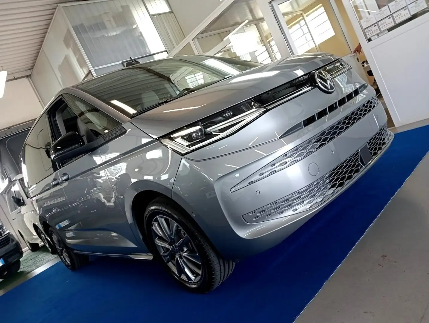 Volkswagen T7 Multivan 2.0 TDI LIFE DSG IQLED TETTO GANCIO 18" VIS A VIS Grigio - 1