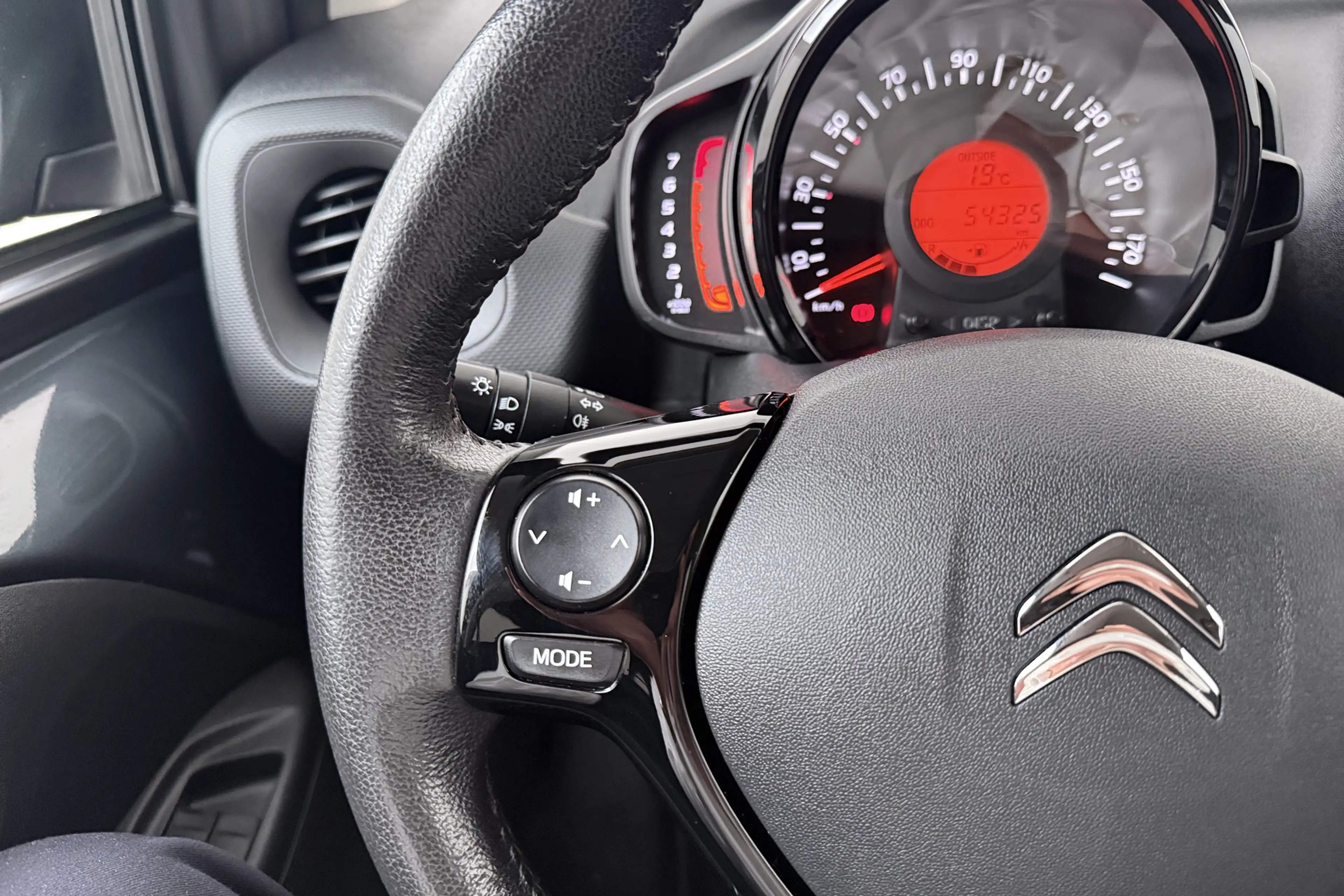 Citroen C1 1.0 VTi Pack Comfort Bluetooth LED DAB — photo 17