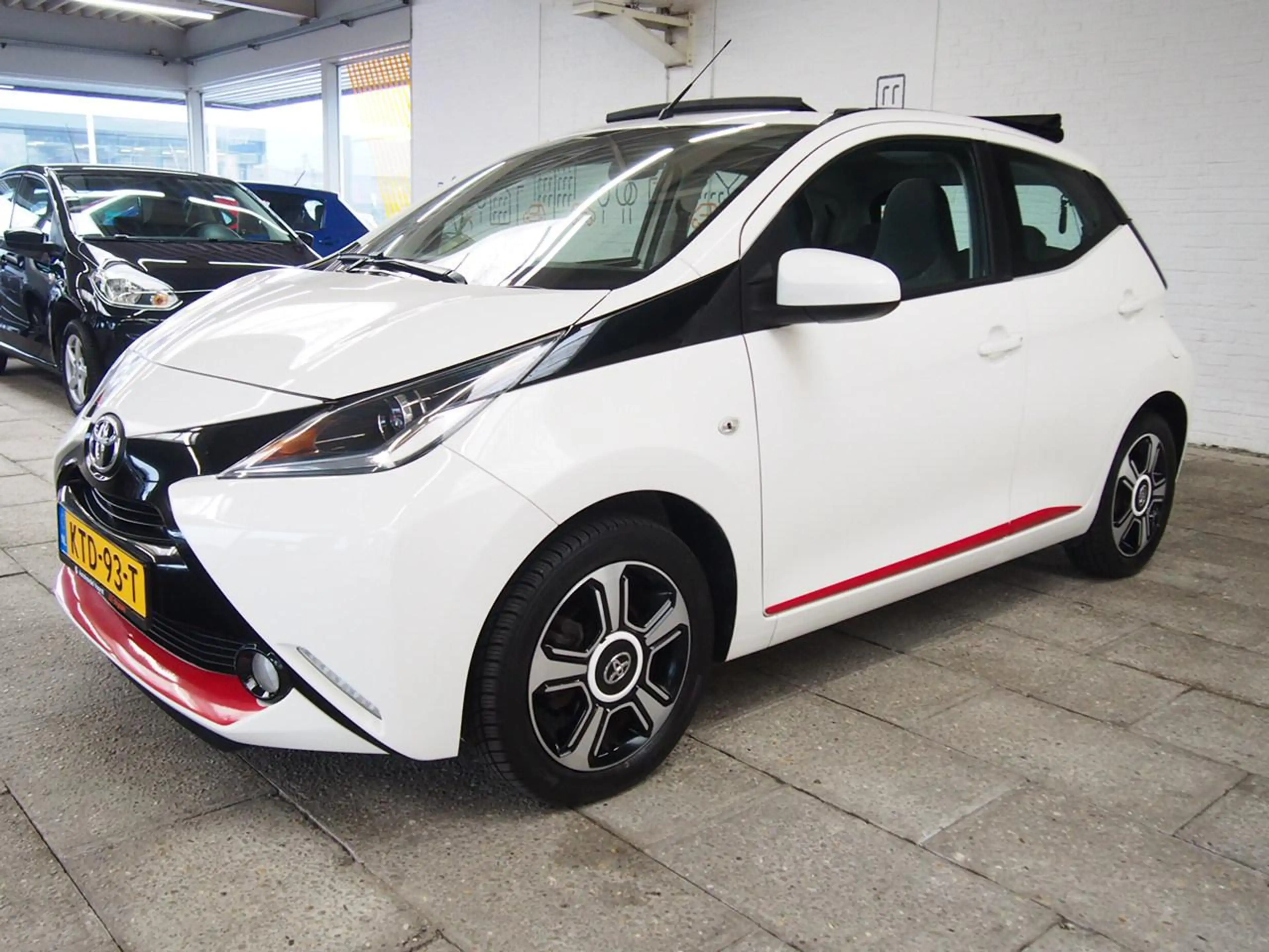 Toyota Aygo 1.0 VVT-i x-wave Camera Sunroof (APK:Nieuw) Incl.G — photo 4