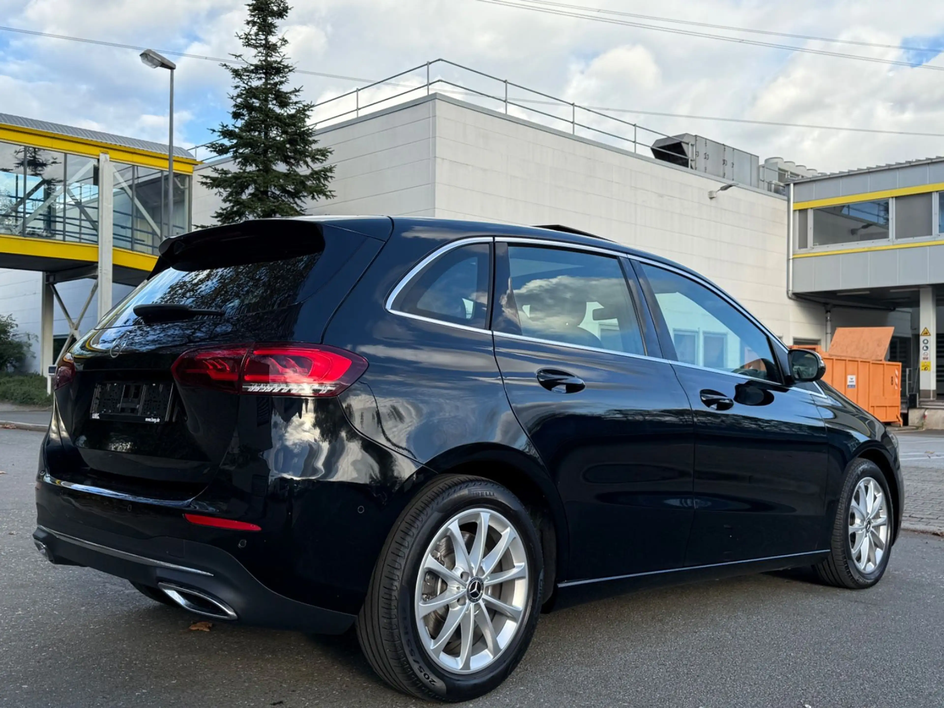 Mercedes-Benz B 250 *PANO*AHK*LED*17ZOLL*49TKM* — photo 9