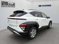Hyundai KONA MY25 1.6 Trend DCT elektrische Heckklappe Lagerfah Weiß - thumbnail 3