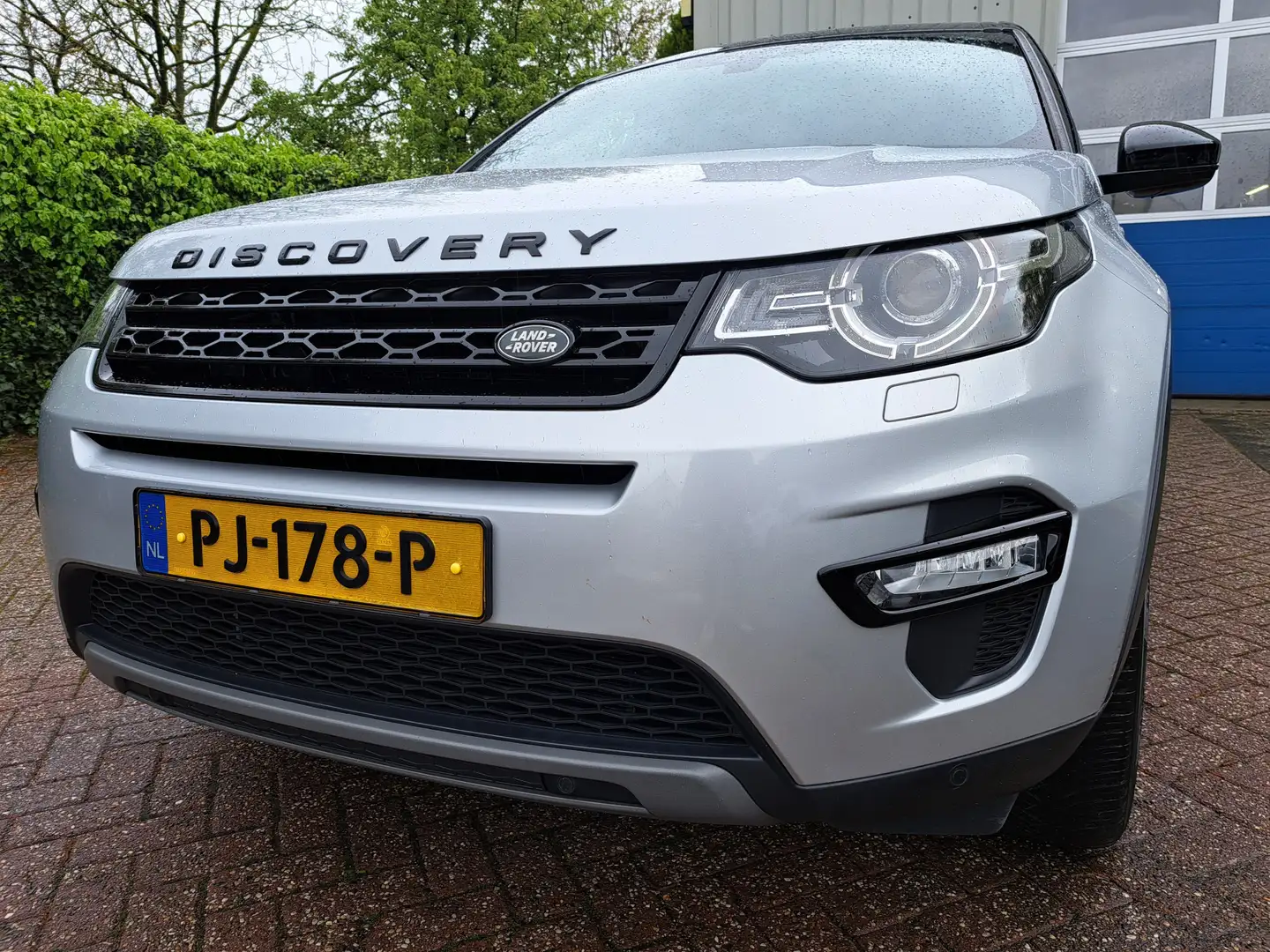 Land Rover Discovery Sport 2.0 TD4 HSE LEER/GLAZEN DAK/XENON/LED/NAVI/TREKHAA Grijs - 2