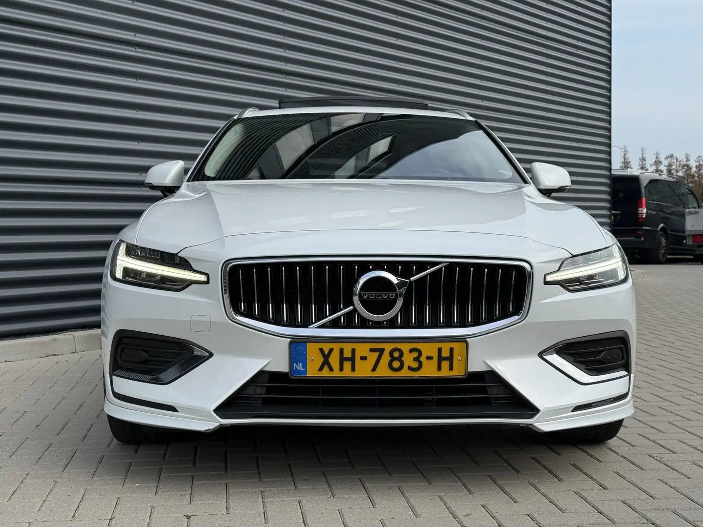 Volvo V60 2.0 T5 R-Line Pano/Trekhaak/Harman Kardon Weiß - 2
