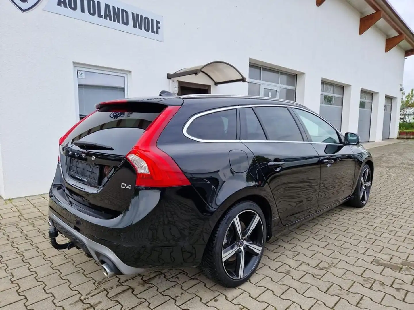 Volvo V60 Momentum Schwarz - 2