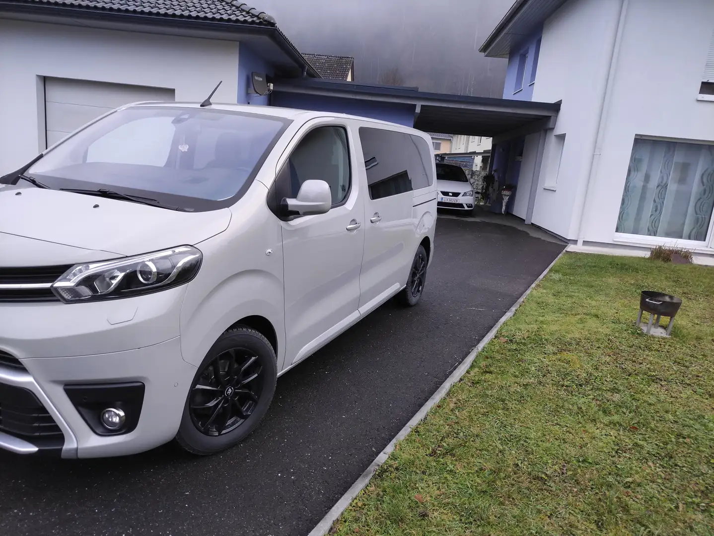 Toyota Proace Proace Verso 2,0 D-4D 145 Medium Family+ Family+ Beige - 1