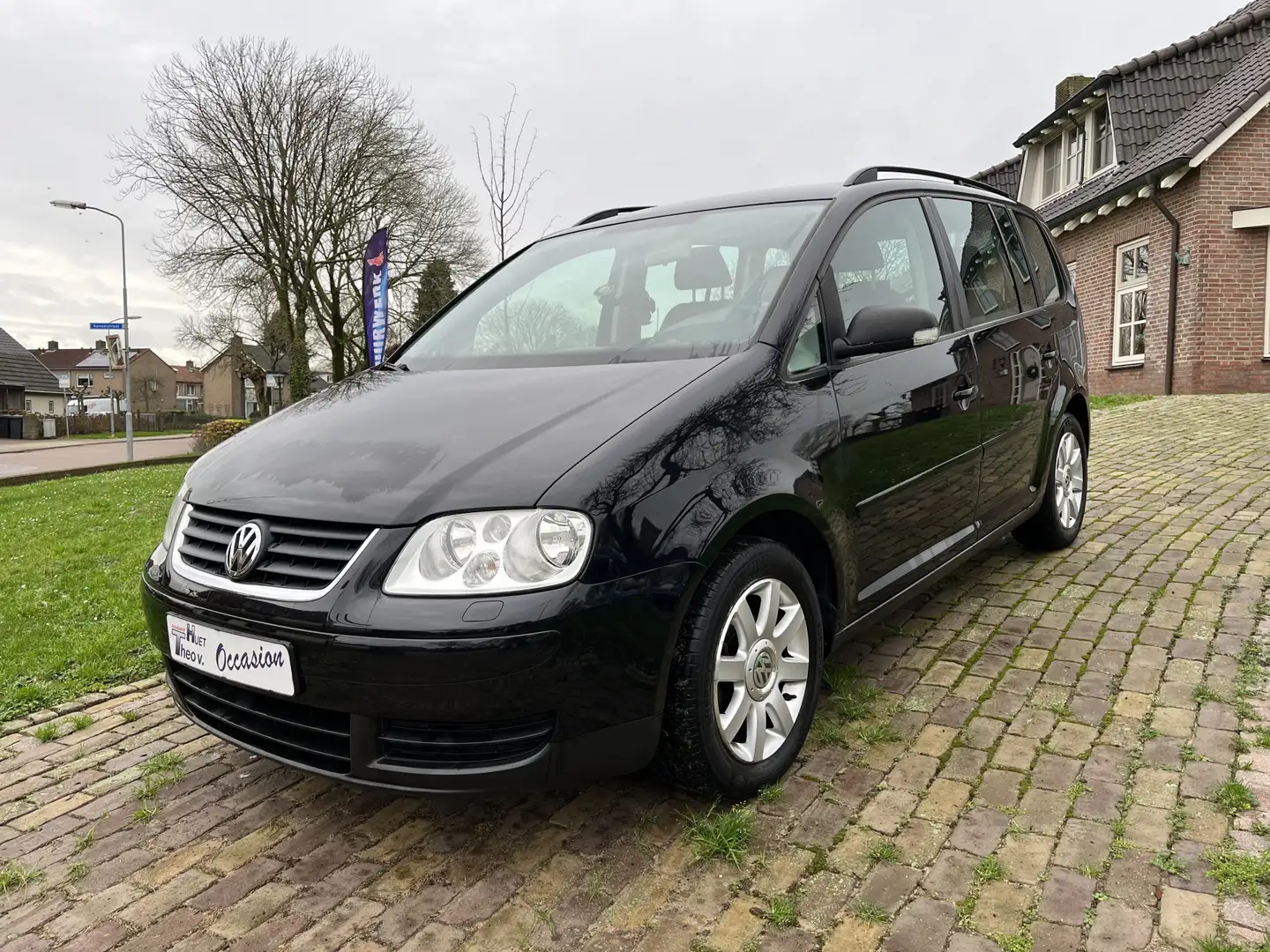 Volkswagen Touran 1.6 Optive Airco/Cruise/Parkeersensor achter Zwart - 1