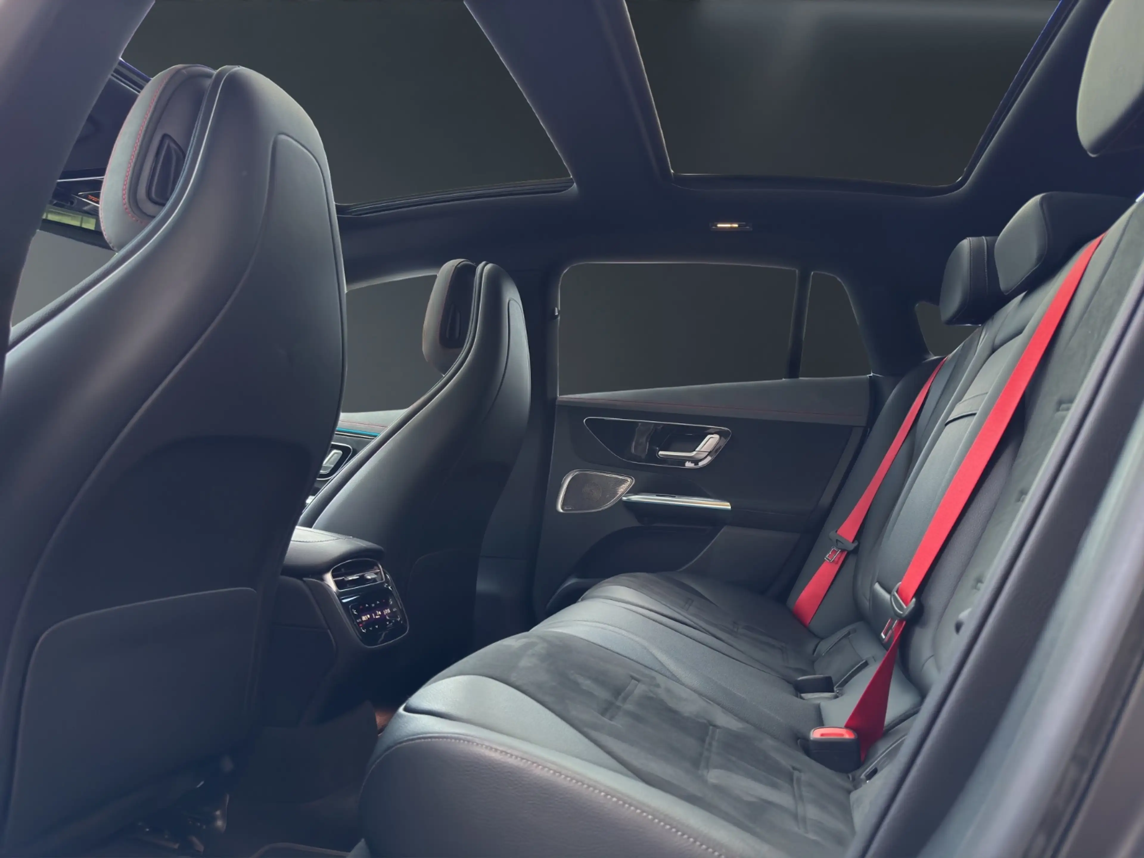 Mercedes-Benz EQE 53 AMG 4MATIC+ — photo 22