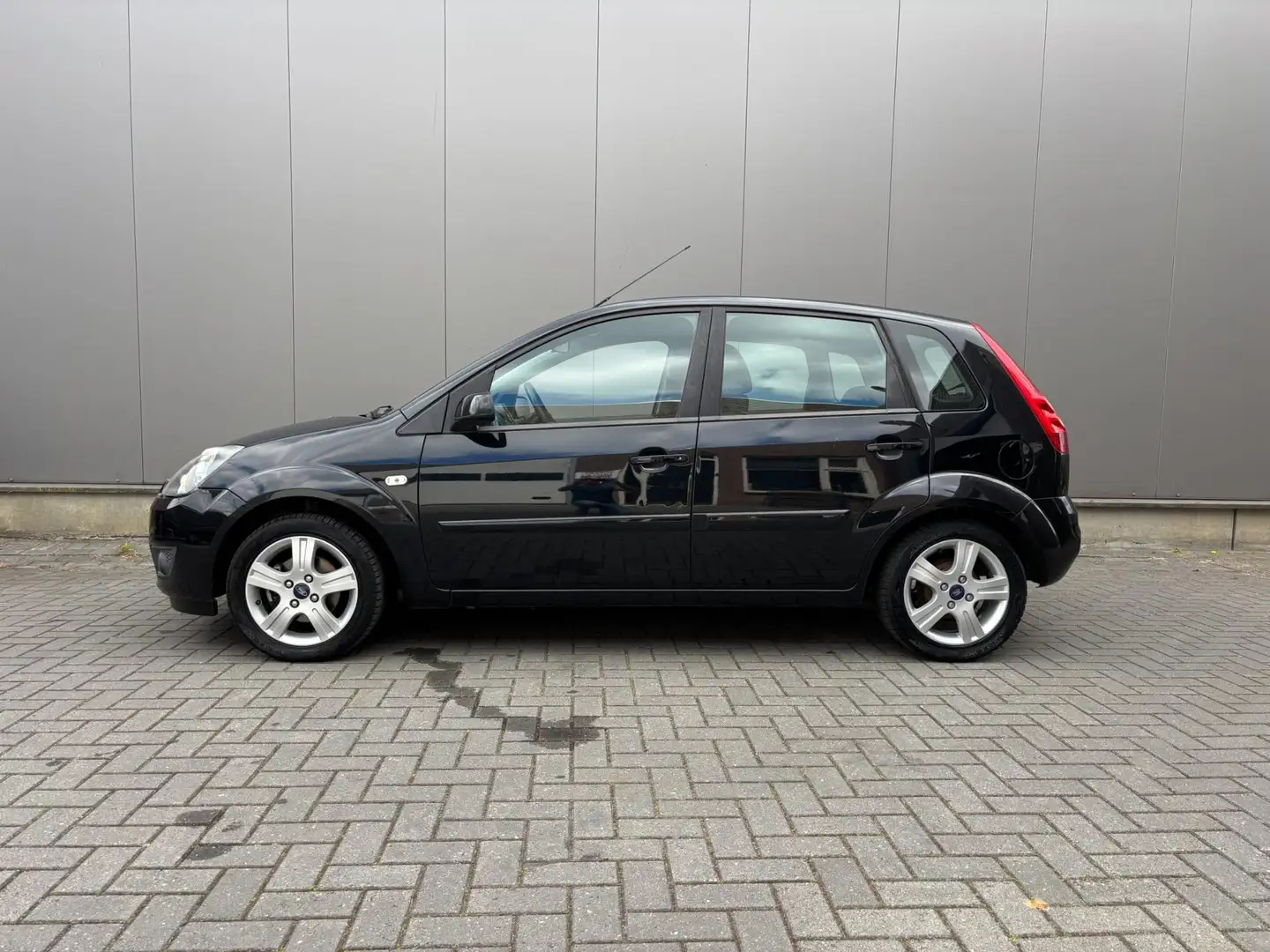 Ford Fiesta 1.4-16V Futura Black - 2