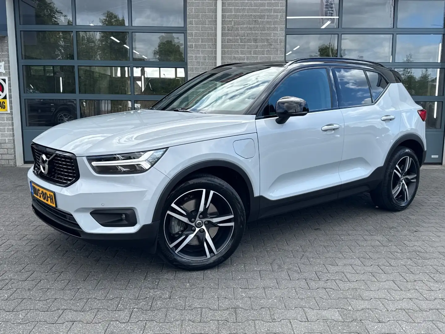 Volvo XC40 1.5 T5 Recharge R-Design | TREKHAAK | PARELMOER | Weiß - 1
