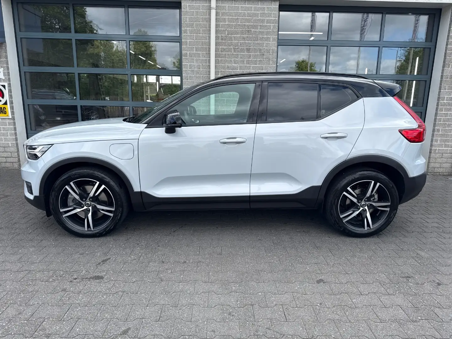 Volvo XC40 1.5 T5 Recharge R-Design | TREKHAAK | PARELMOER | Weiß - 2