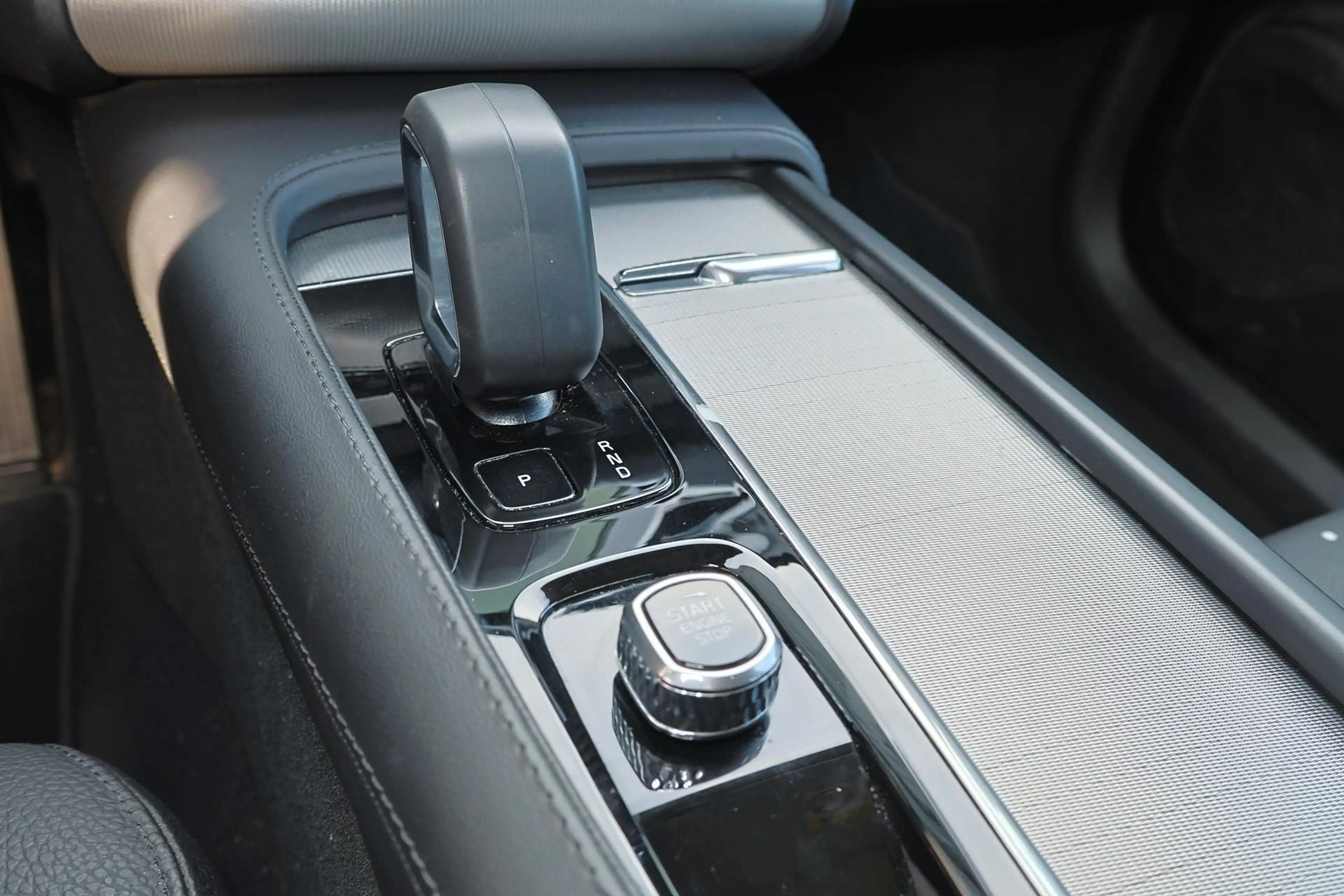 Volvo XC90 T8 Recharge AWD Core Bright - IntelliSafe Assist & — photo 10